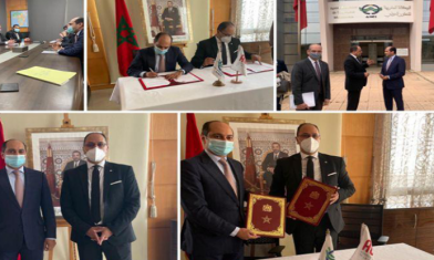 Collage de photos montrant la signature d’un accord-cadre entre l’AMCI et l’AUF au Maroc, avec des responsables en costume et masque de protection, des échanges de documents et des poignées de main devant le siège de l’AMCI.