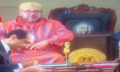 Signature d’un accord de coopération entre le Maroc et le Soudan du Sud, avec le roi Mohammed VI en tenue traditionnelle marocaine supervisant la cérémonie